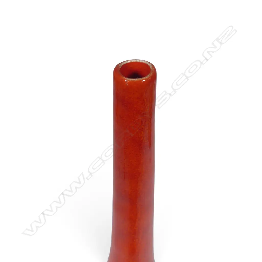 Peter Collis red ovoid vase, Image 1++