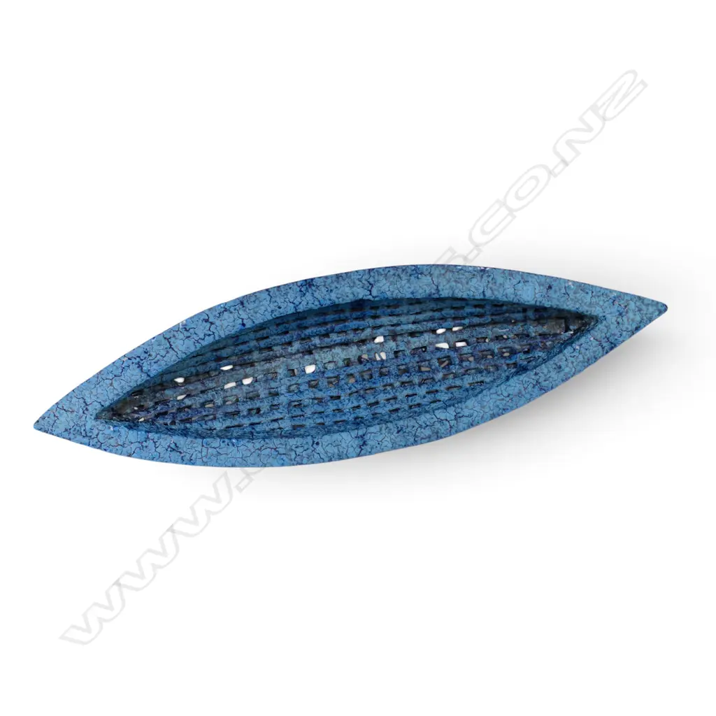Peter Collis blue waka, Image 1++