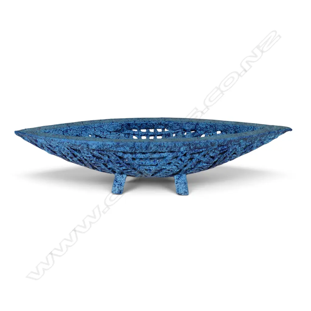 Peter Collis blue waka, Image 1++