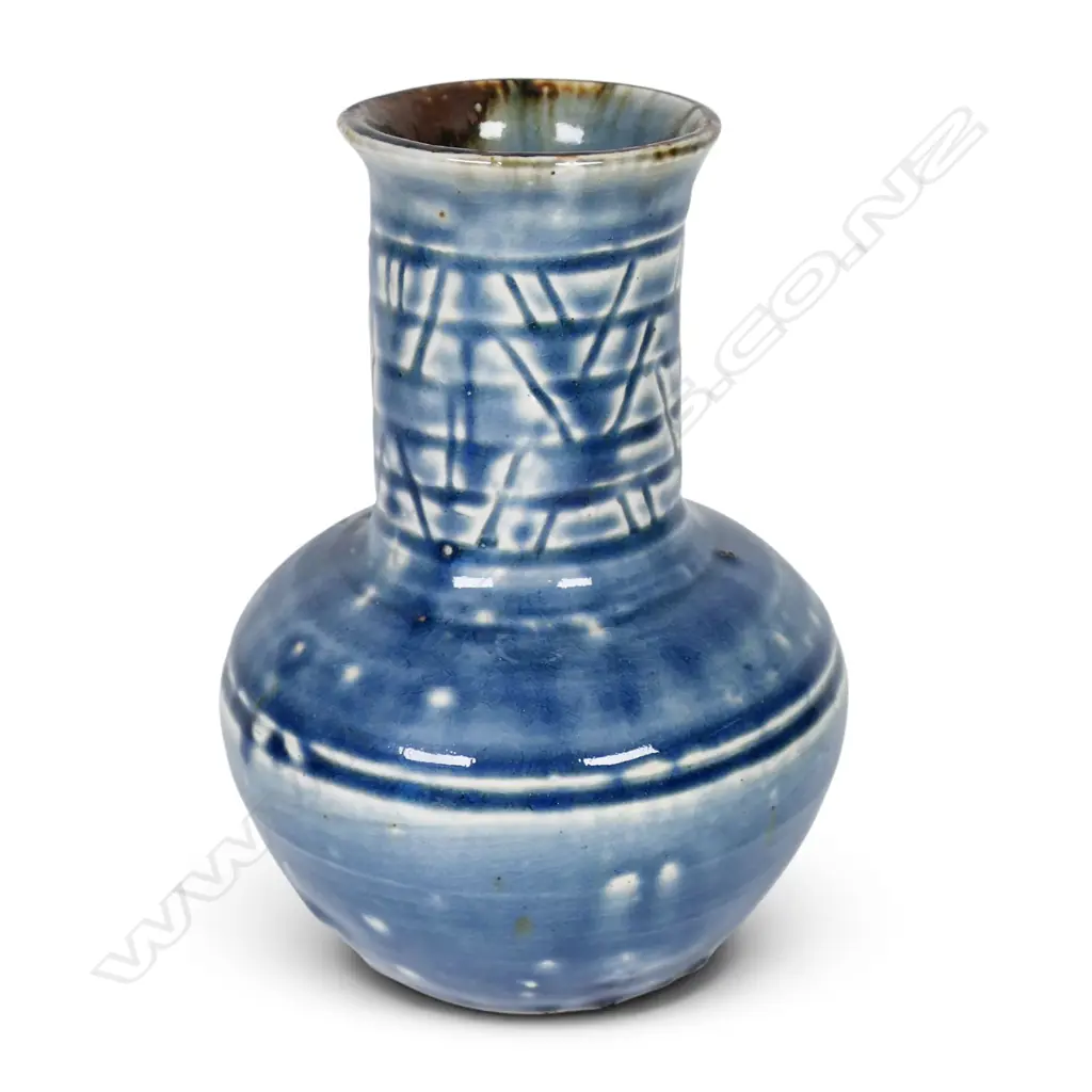 Oswald Stevens (Dunedin 1896-1980) hand thrown pottery vase, Image 1++