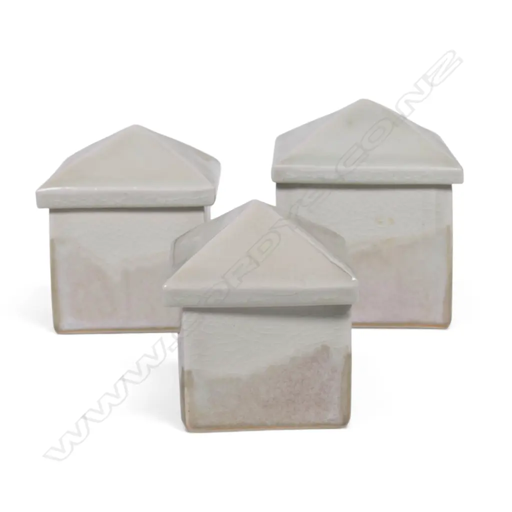 Jean Hastedt set of three graduated boxes with peaked lids, Image 1++