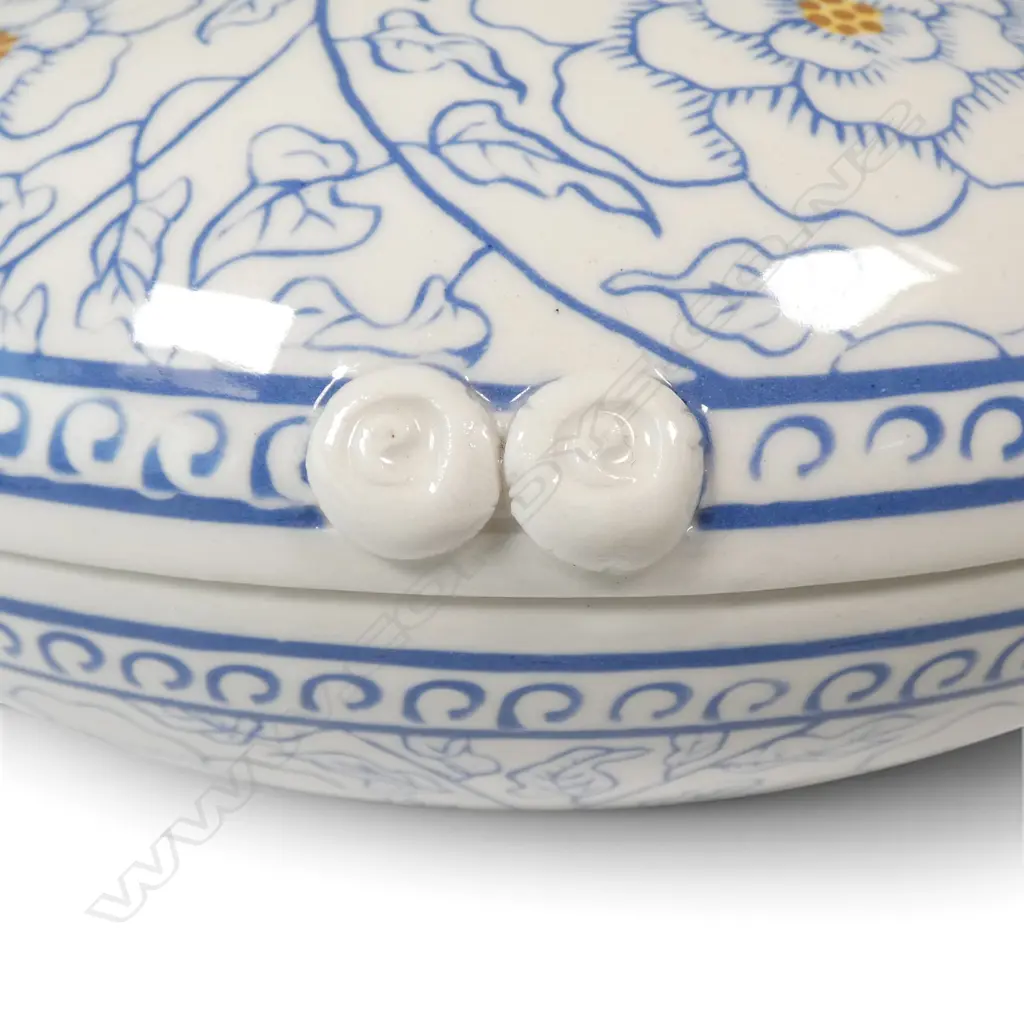 Sang Sool Shim peony rose lidded dish, Image 1++