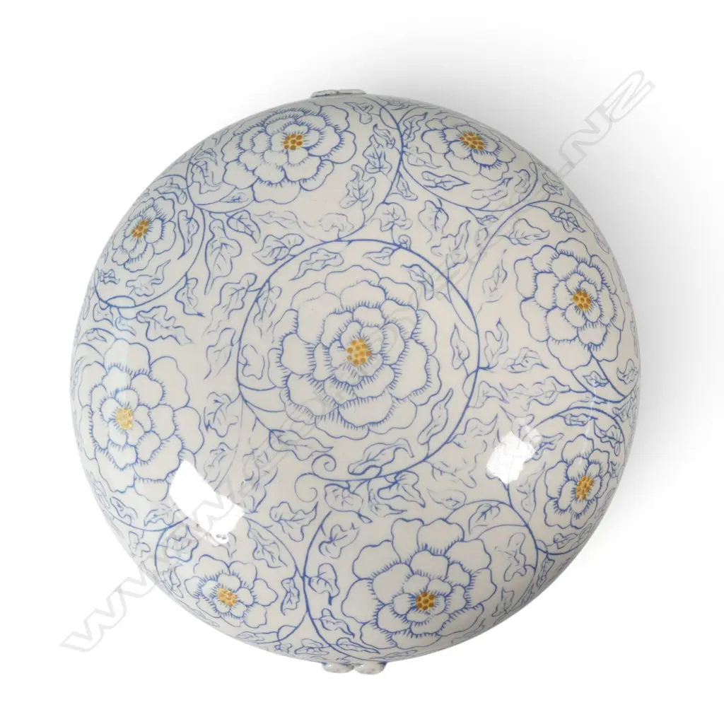 Sang Sool Shim peony rose lidded dish, Image 1++