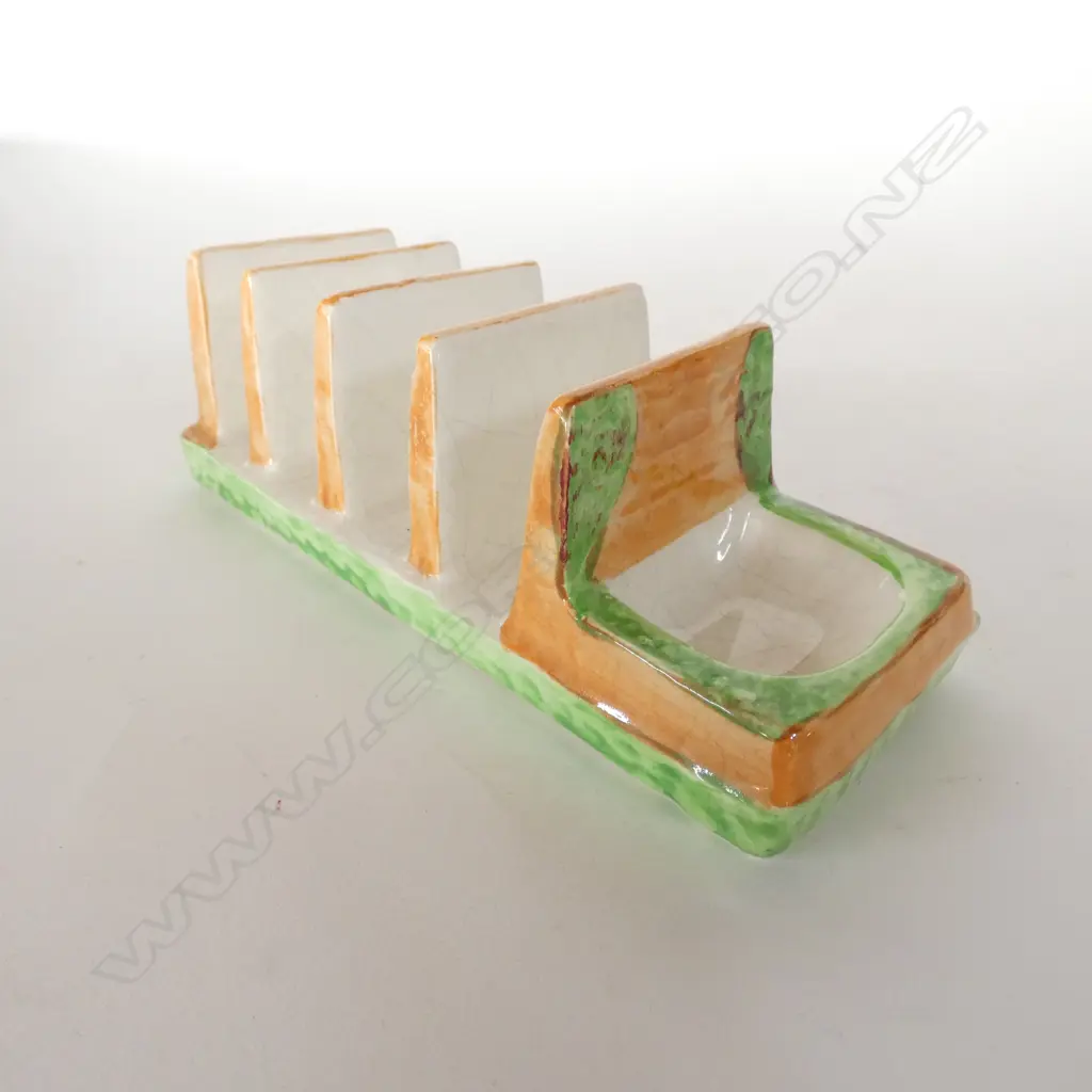 CROWN AND CLARENCE - 'OLD ENGLISH COTTAGE' Image 1++