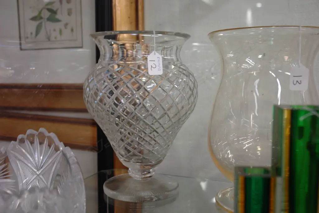 LG DIAMOND CUT CRYSTAL FOOTED VASE (AF) Image 1++