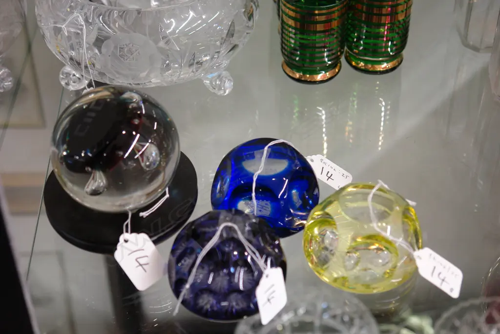 4 ASST GLASS PAPER WEIGHTS Image 1++
