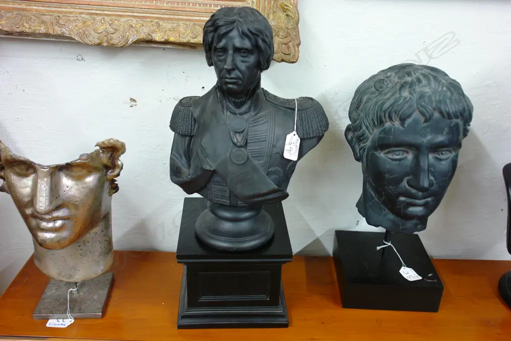 BUST OF GENERAL ON PLINTH Image 1++