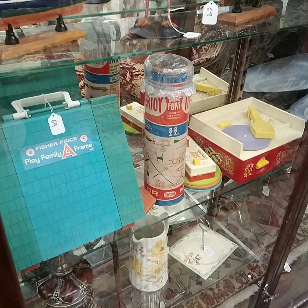 ASST VINTAGE TOYS, INCL FISHER PRICE RECORD PLAYER Image 1++