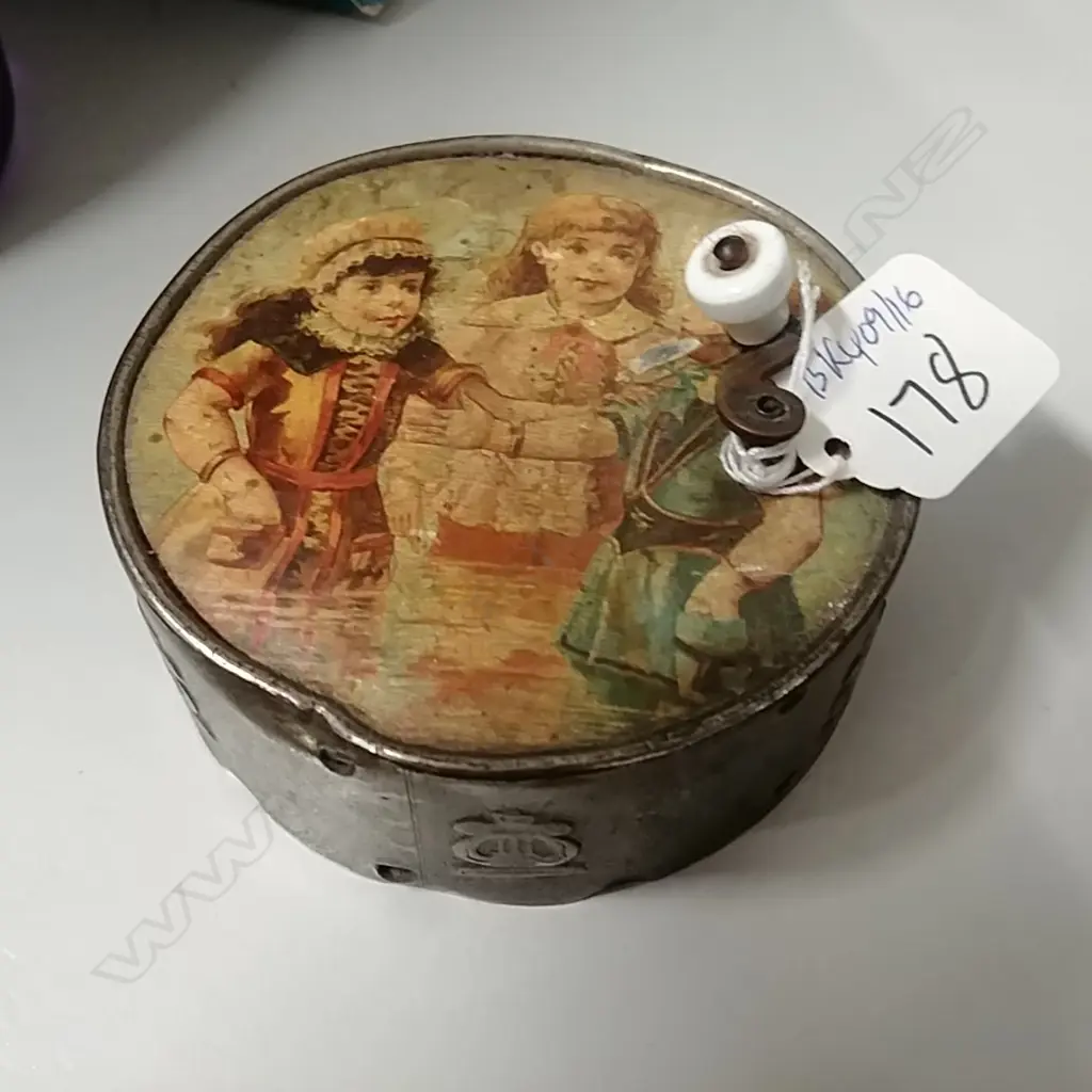 ANTIQUE MUSIC BOX Image 1++