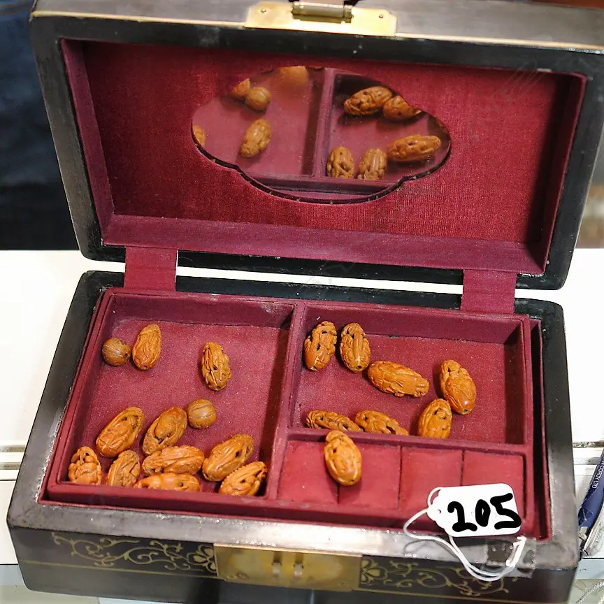 ORIENTAL JEW. BOX & 20 CARVED PEACH PIPS Image 1++