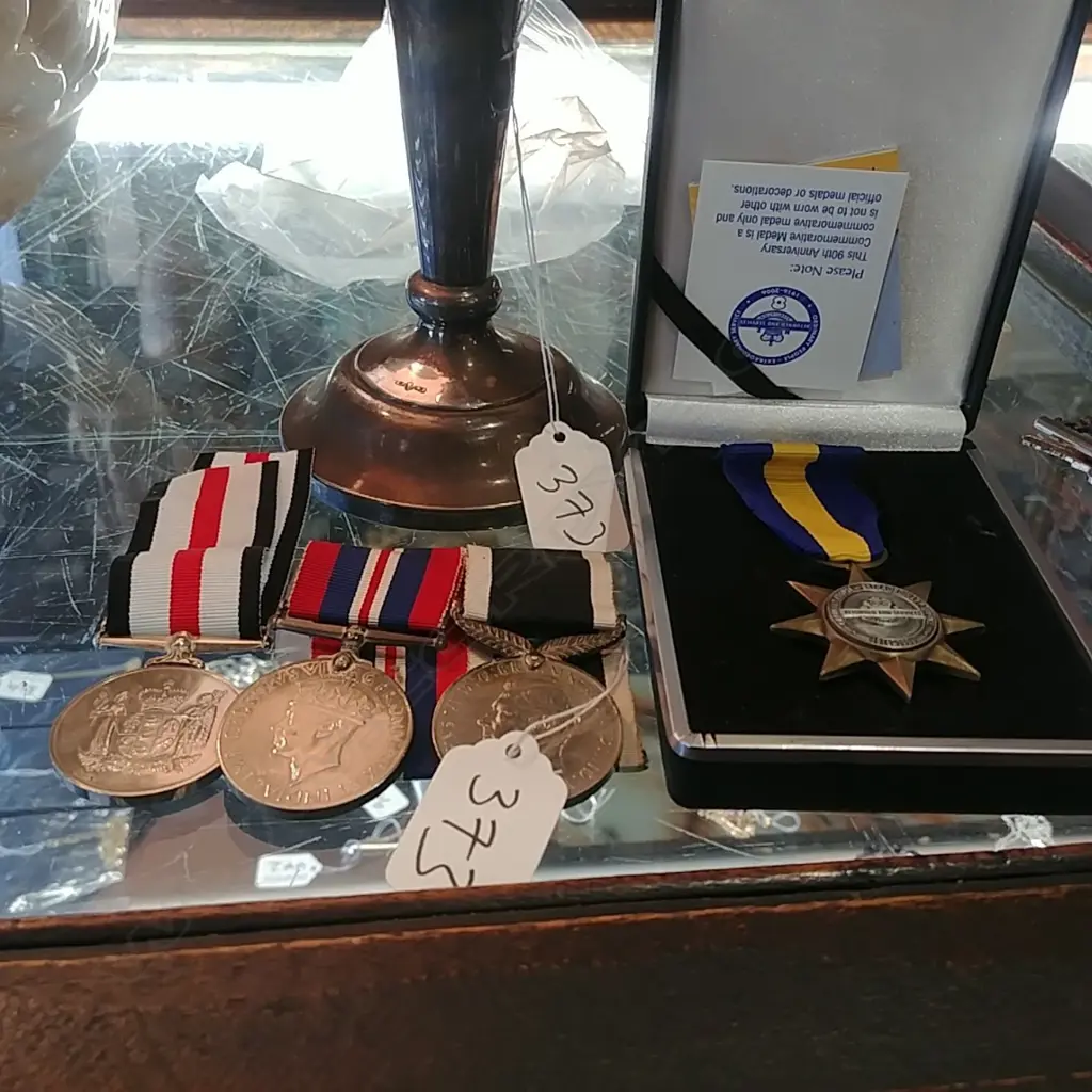 WW2 MEDALS SERVICE MEDALS & VASE Image 1++