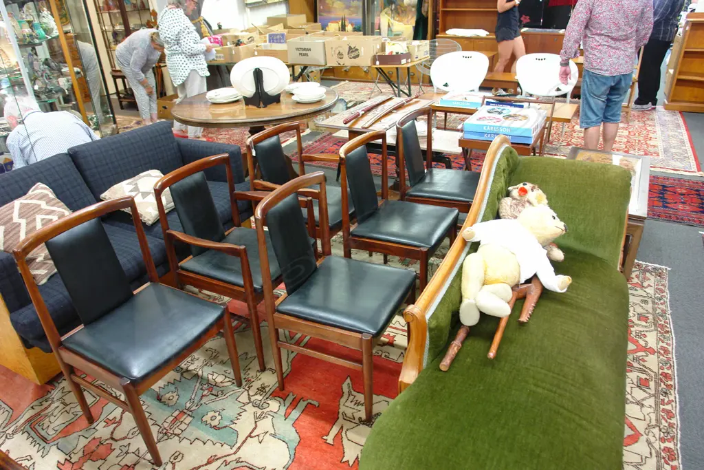 SET OF RETRO DINING CHAIRS Image 1++