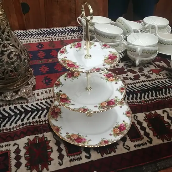 R/ALBERT O.C.R 3 TIER CAKE STAND