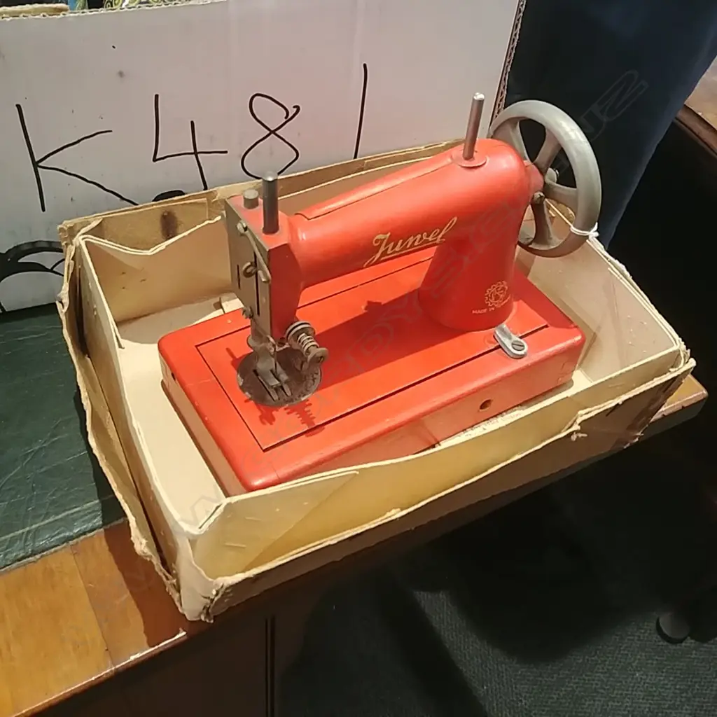 JUNEL CHILDRENS SEWING MACHINE IN BOX Image 1++