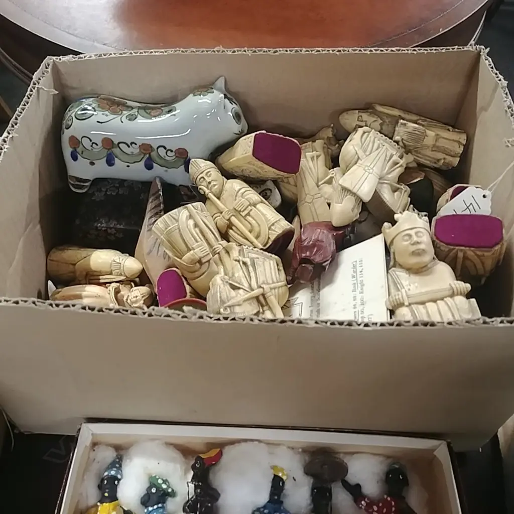 ASST CAT ORNAMENTS+FAUX IVORY CHESS Image 1++