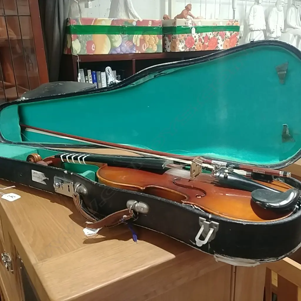 VIOLIN IN CASE Image 1++