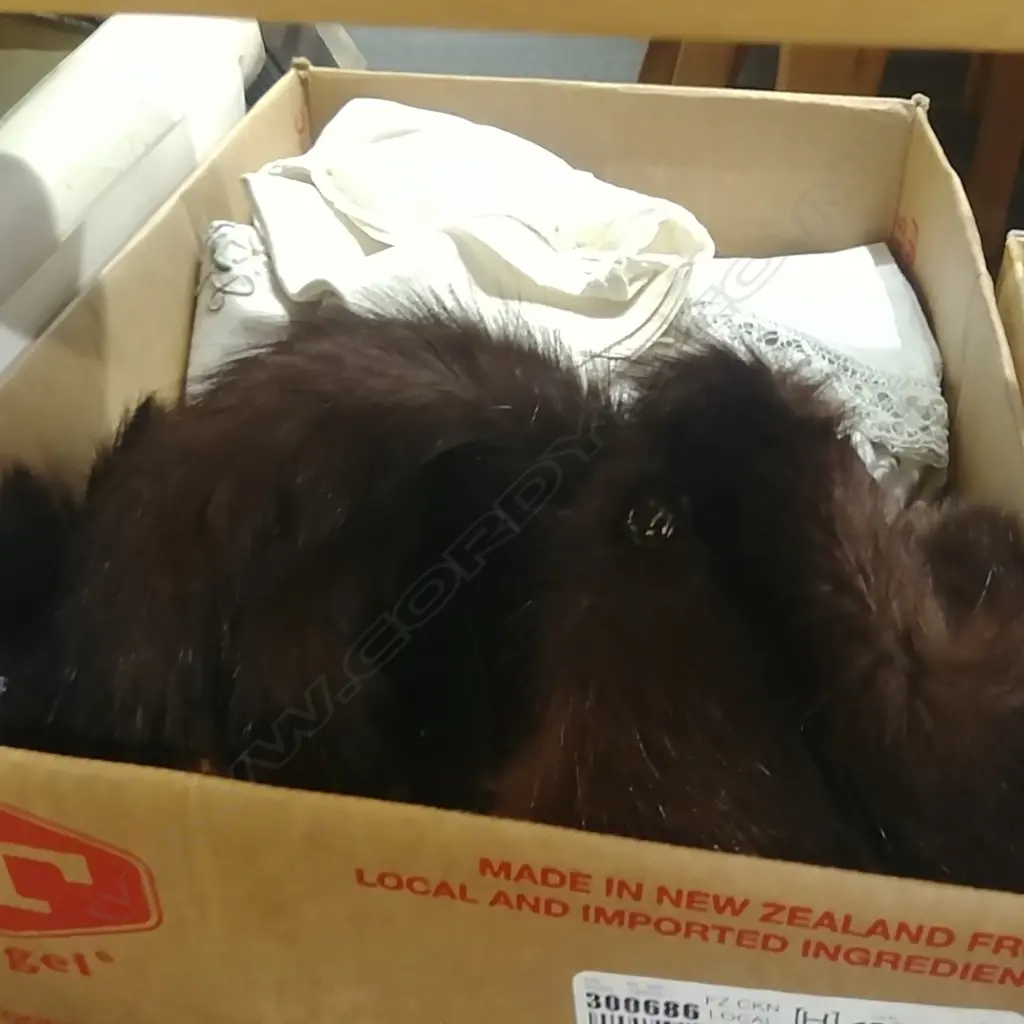 LOT ASST LINEN+FURS Image 1++