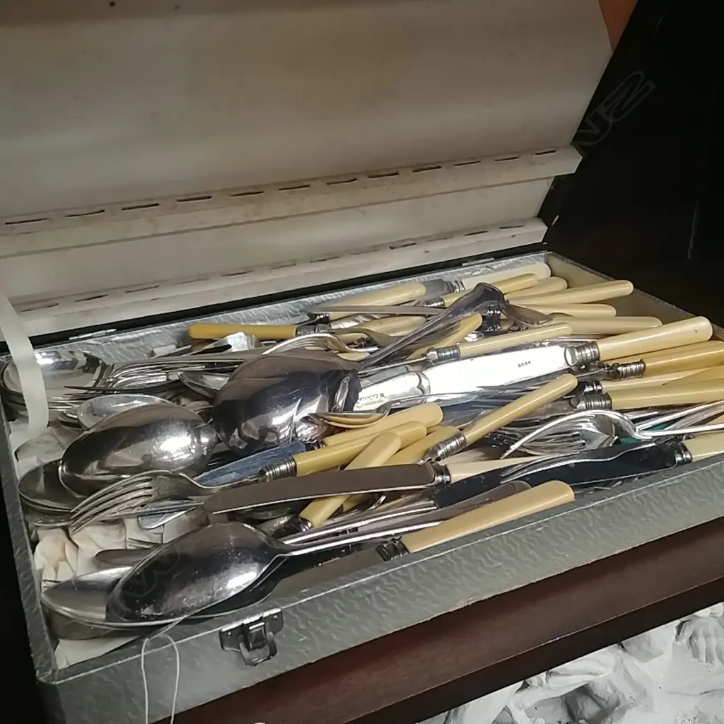 LARGE CANTEEN OF CUTLERY Image 1++