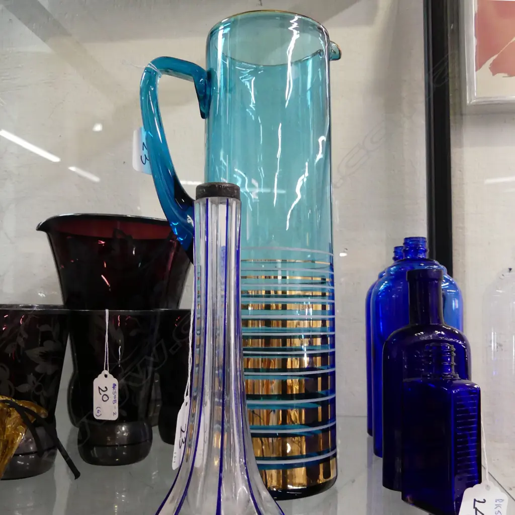 RETRO GLASS JUG & COLOURED GLASS VASE Image 1++