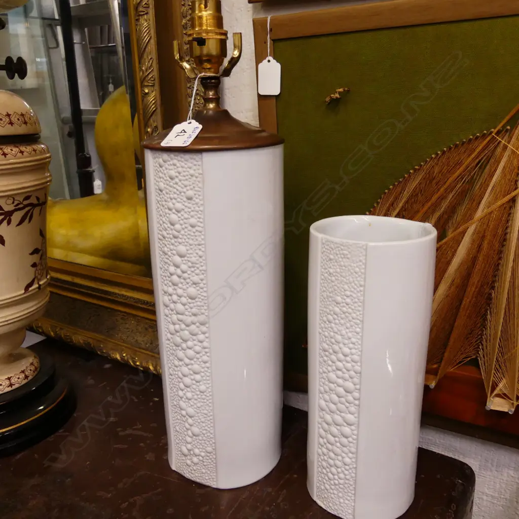 RETRO CERAMIC LAMP & MATCHING VASE Image 1++