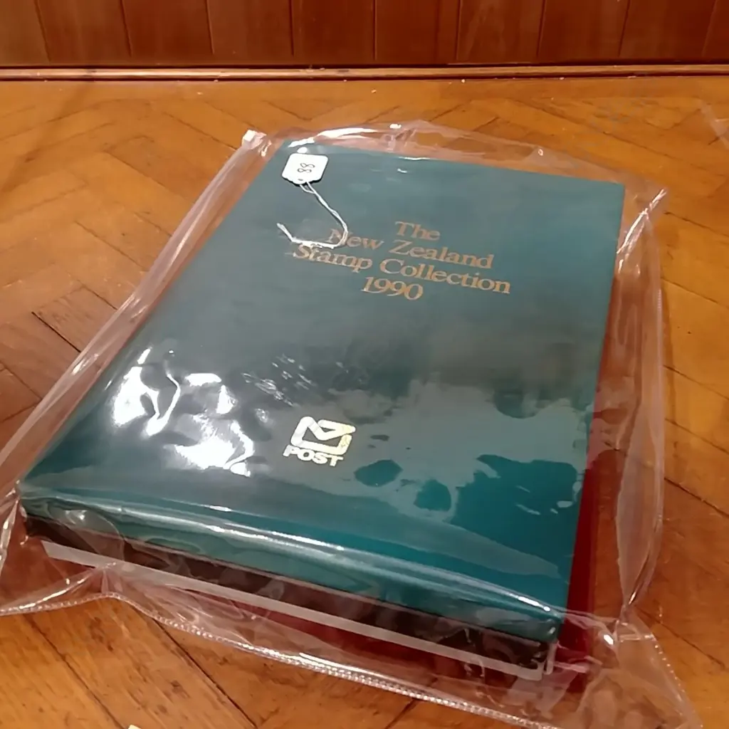 4 NZ STAMP YEAR BOOKS Image 1++