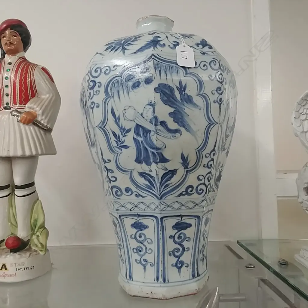 CHINESE B/W TALL VASE Image 1++