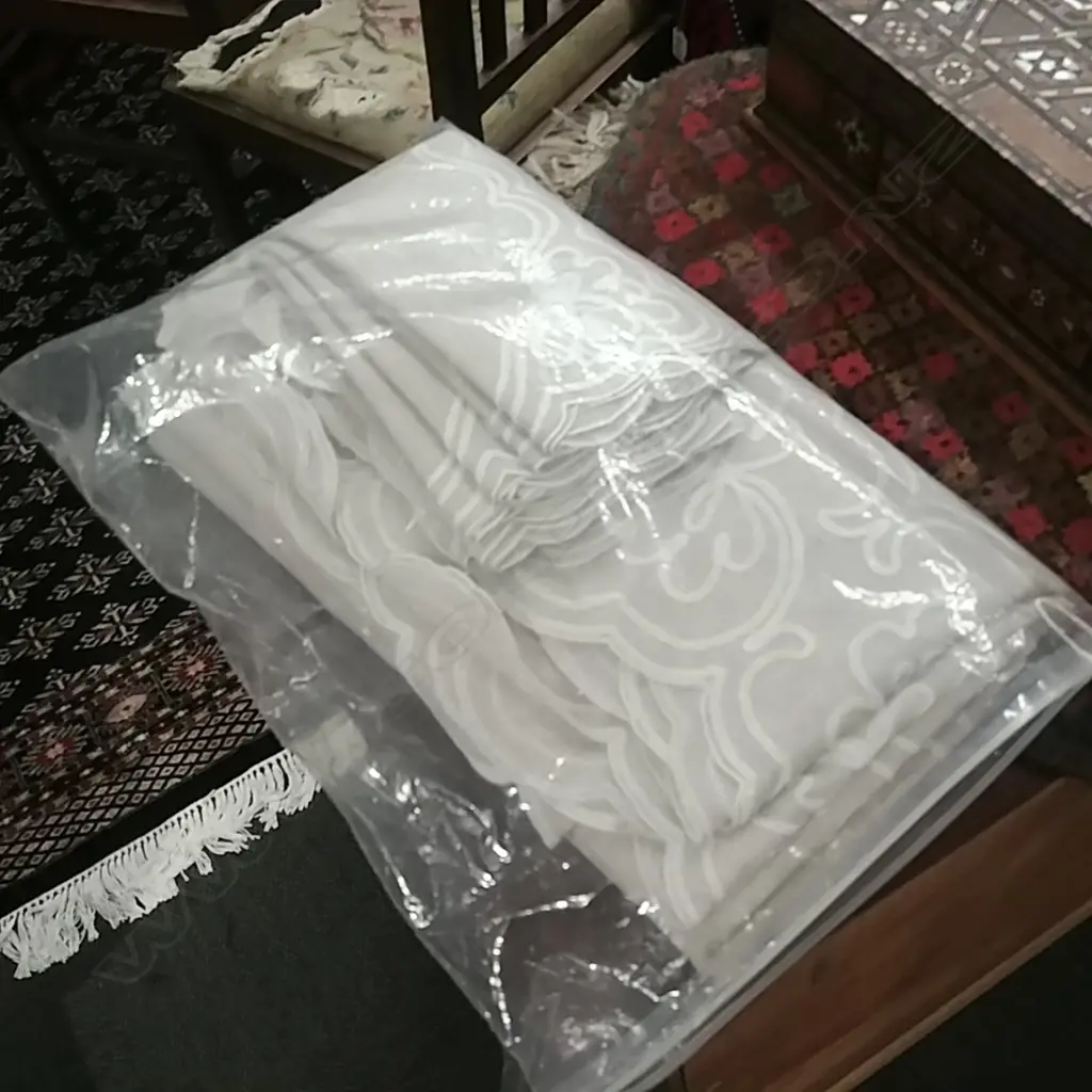 BAG OF TABLE LINEN  Image 1++
