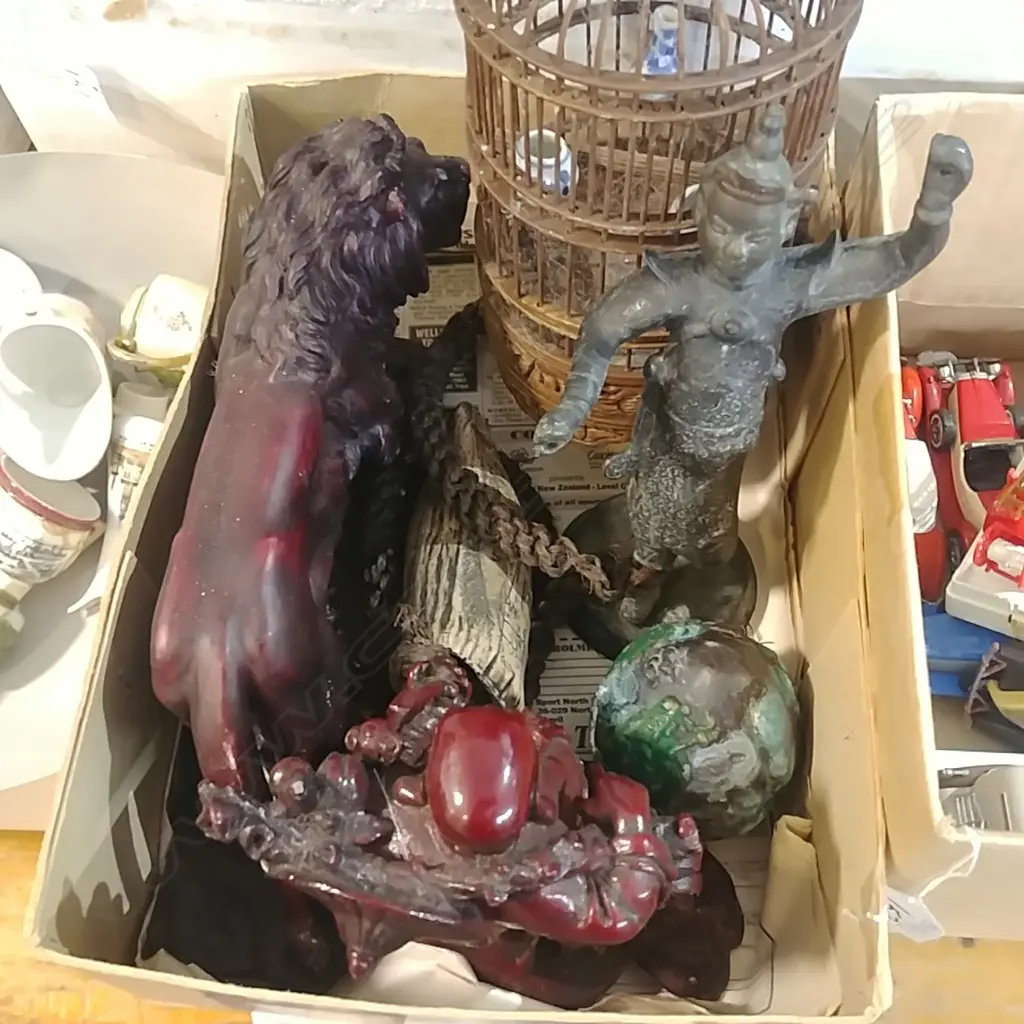 BOX OF ORIENTAL ITEMS - FIGURES ETC Image 1++