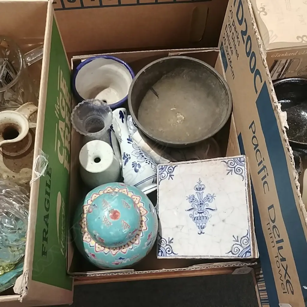 SMALL BOX OF COLLECTABLES Image 1++