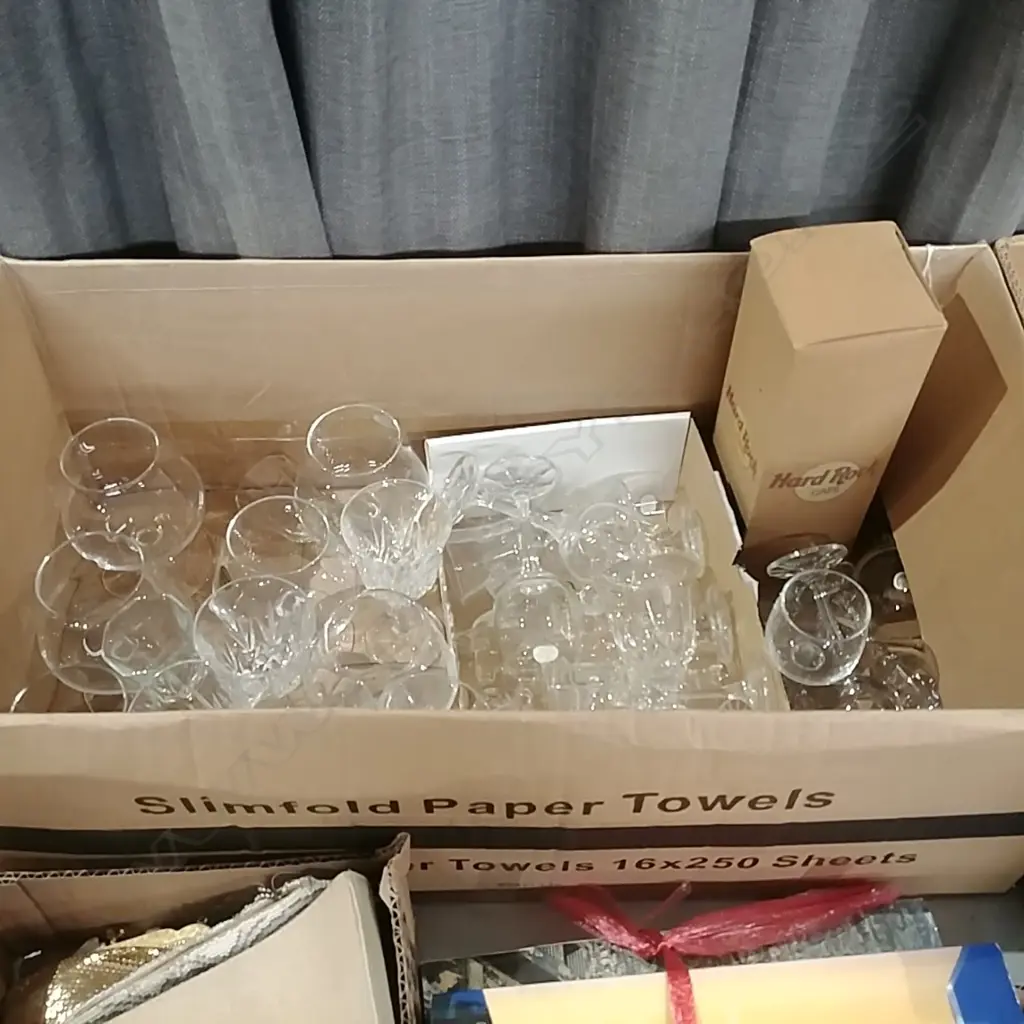 BOX OF MIXED GLASSES Image 1++