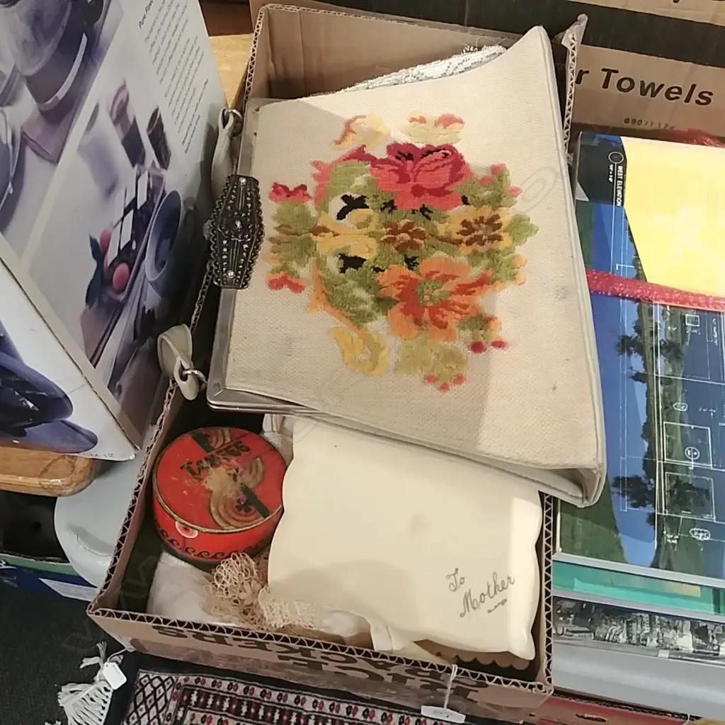 LOT VINTAGE H/BAGS,LACE,GLOVES ETC Image 1++