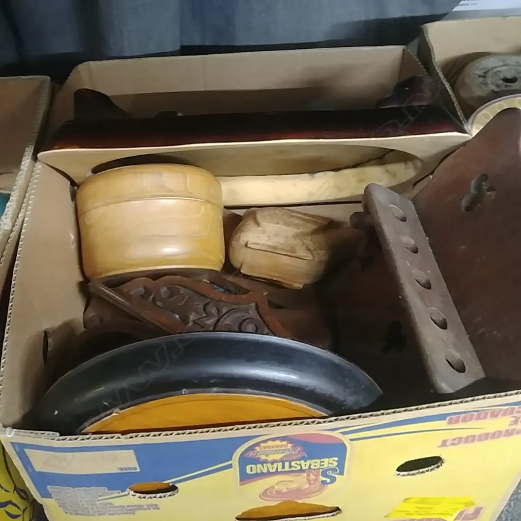 BOX OF WOOD ITEMS Image 1++