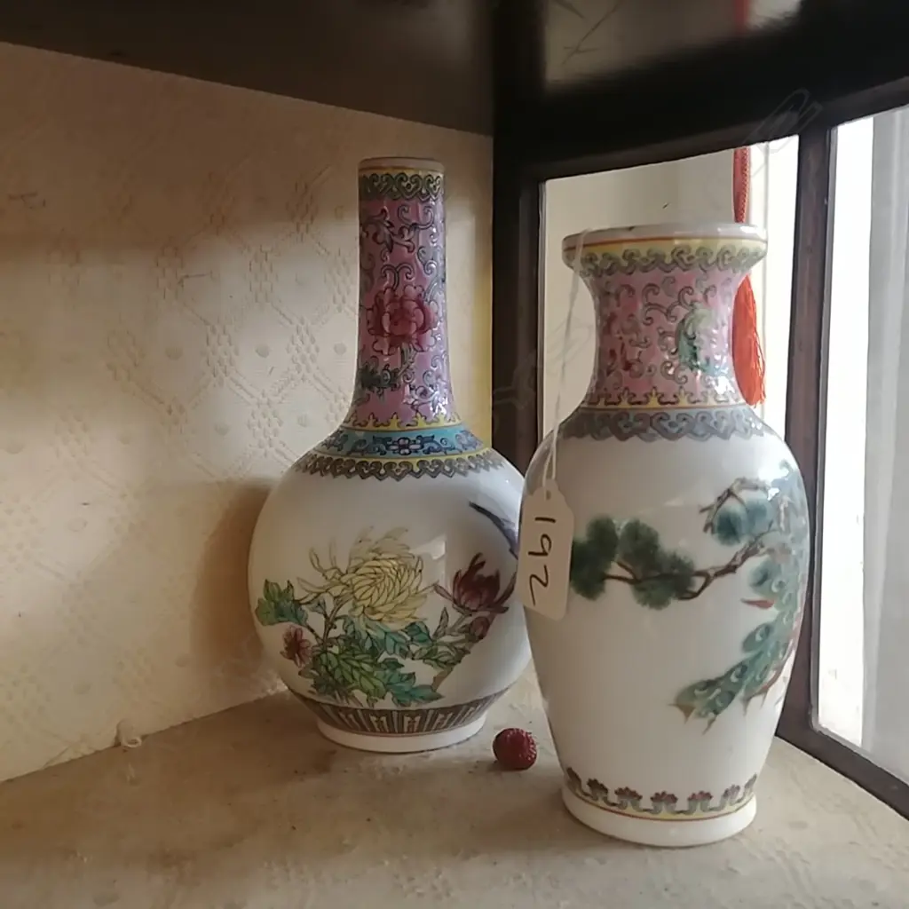 2 FAMILLE ROSE VASES  Image 1++