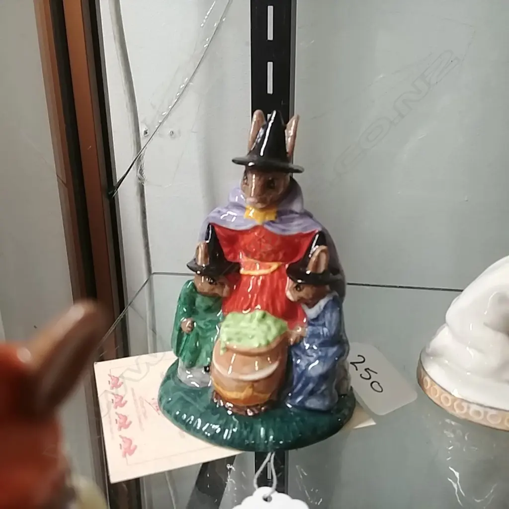 R/DOULTON BUNNYKINS WITCHES CAULDRON DB283 Image 1++