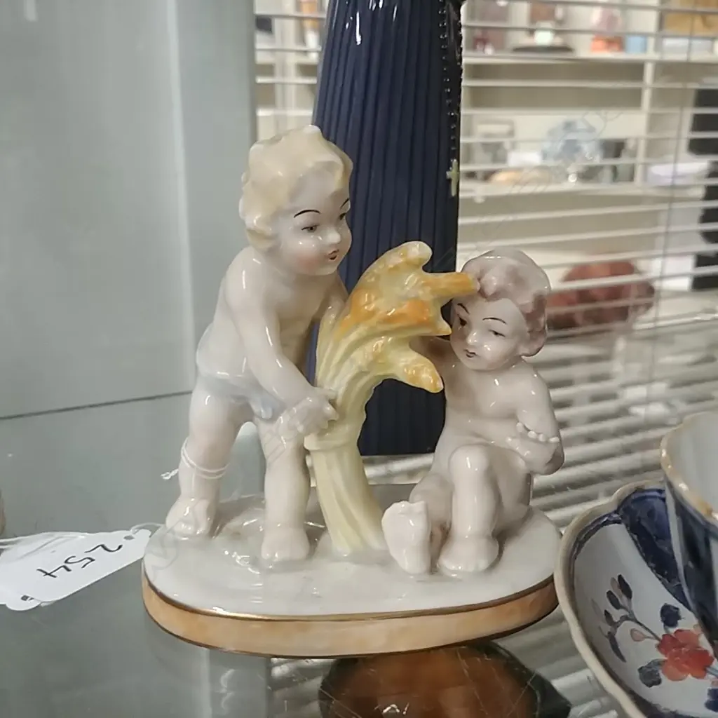 CAPODIMONTE PUTTI ORN. Image 1++