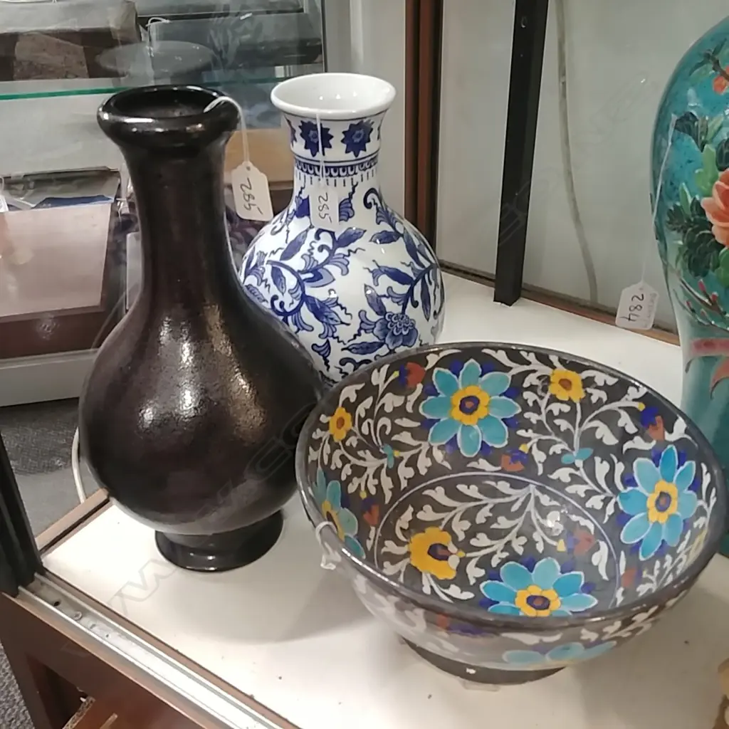 3 ORIENTAL CHINA PCS; 2 VASES, 1 BOWL Image 1++