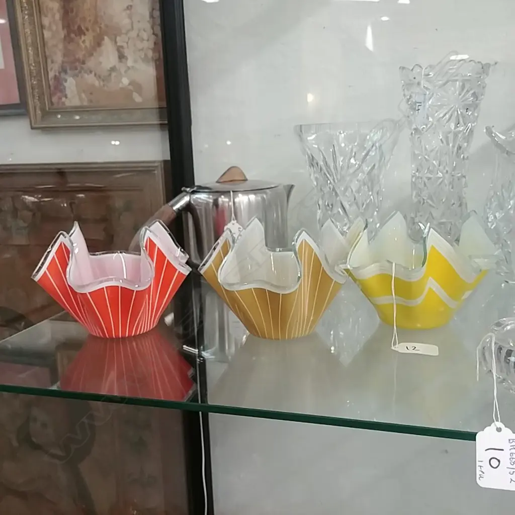 3 COLOURED GLASS HANDERCHIEF VASES Image 1++