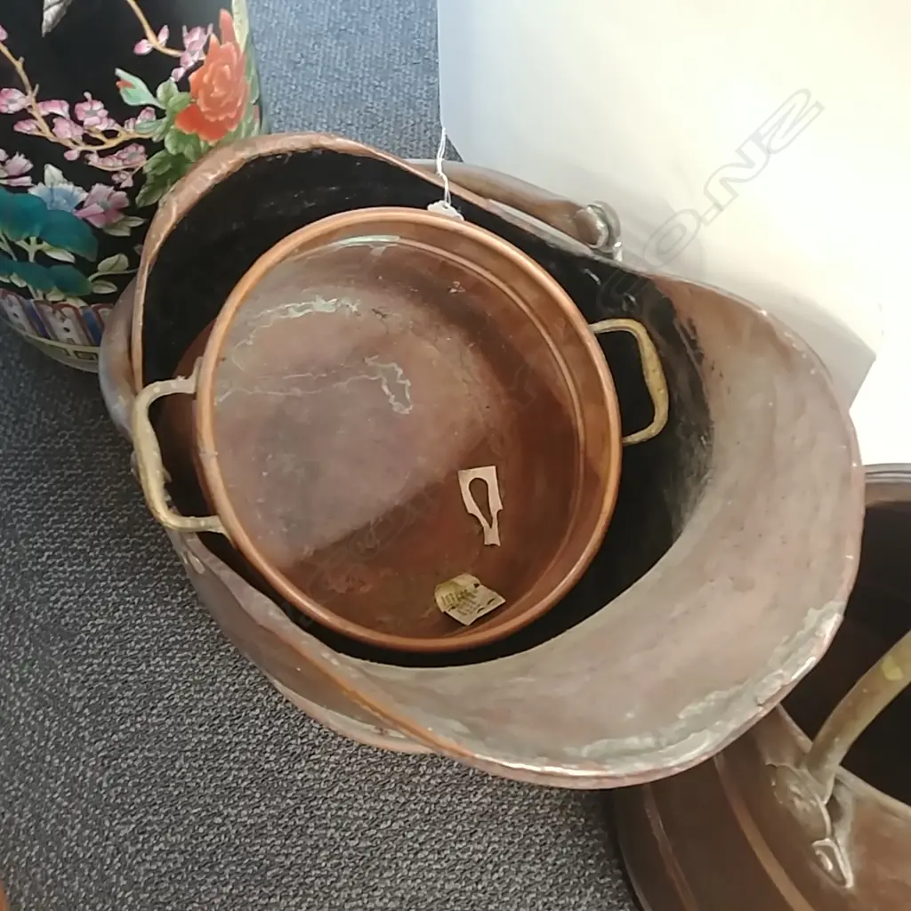COPPER COAL SCUTTLE & COPPER POT Image 1++