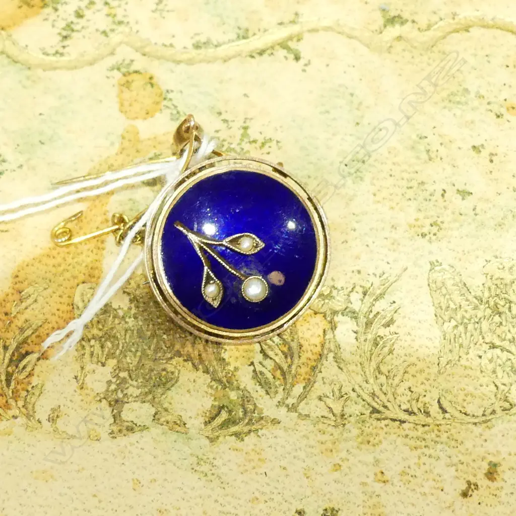 9CT GOLD, ENAMEL AND PEARL BROOCH (4gm) Image 1++