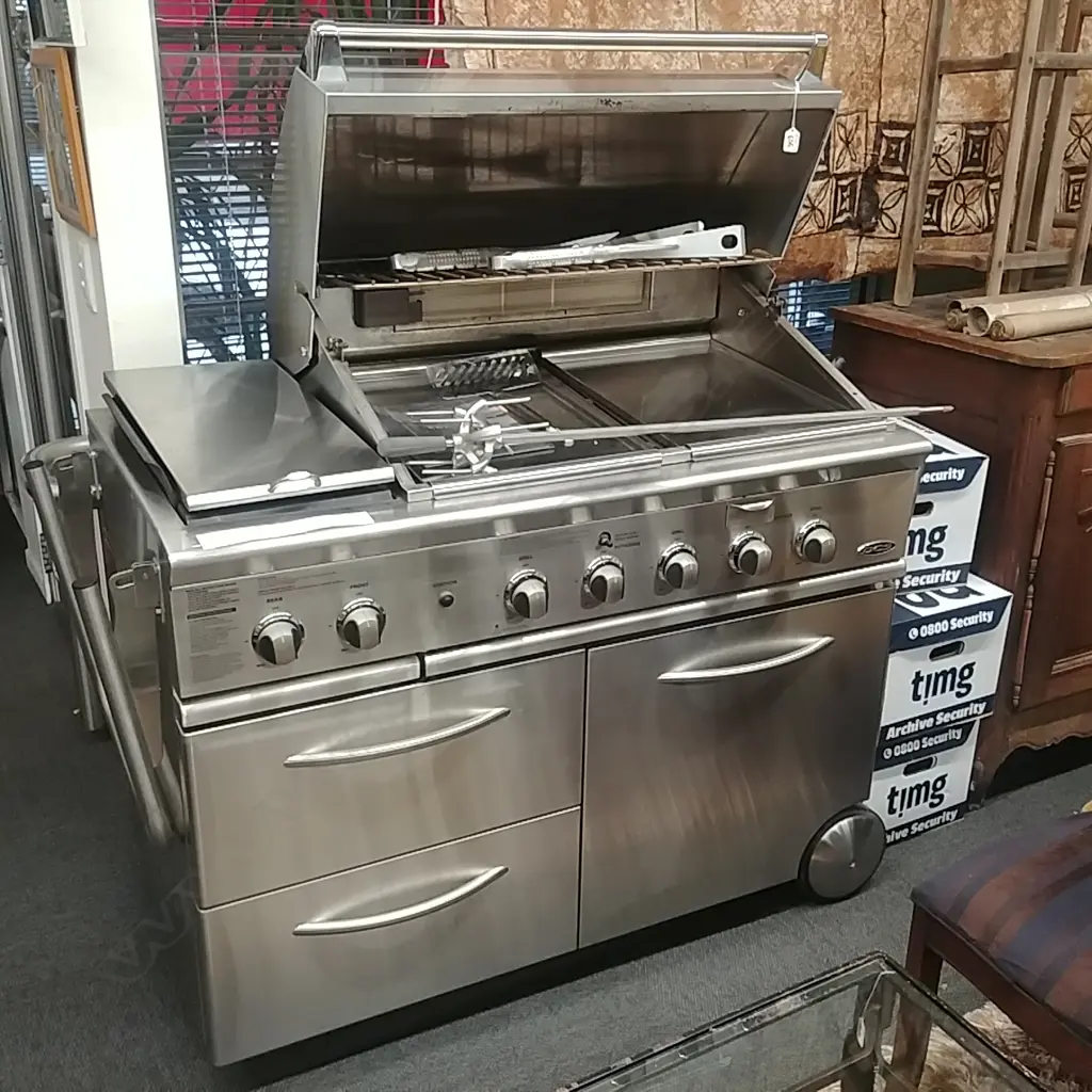 F & P DCS STAINLESS STEEL LGE BBQ Image 1++