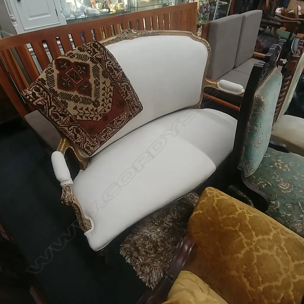 FRENCH STYLE COUCH Image 1++