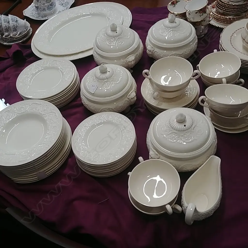 LARGE WEDGEWOOD PATRICIAN DINNER SERVICE Image 1++