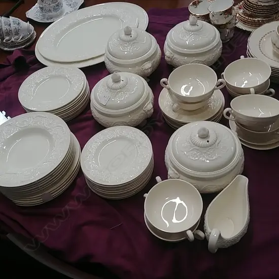 LARGE WEDGEWOOD PATRICIAN DINNER SERVICE