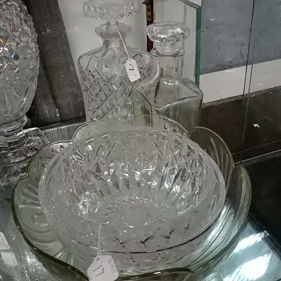 2 GLASS DECANTERS & 3 BOWLS (1 CRYSTAL)