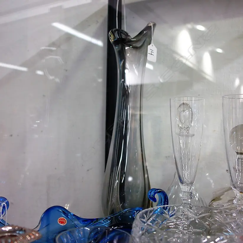 A large Murano style art glass vase Image 1++