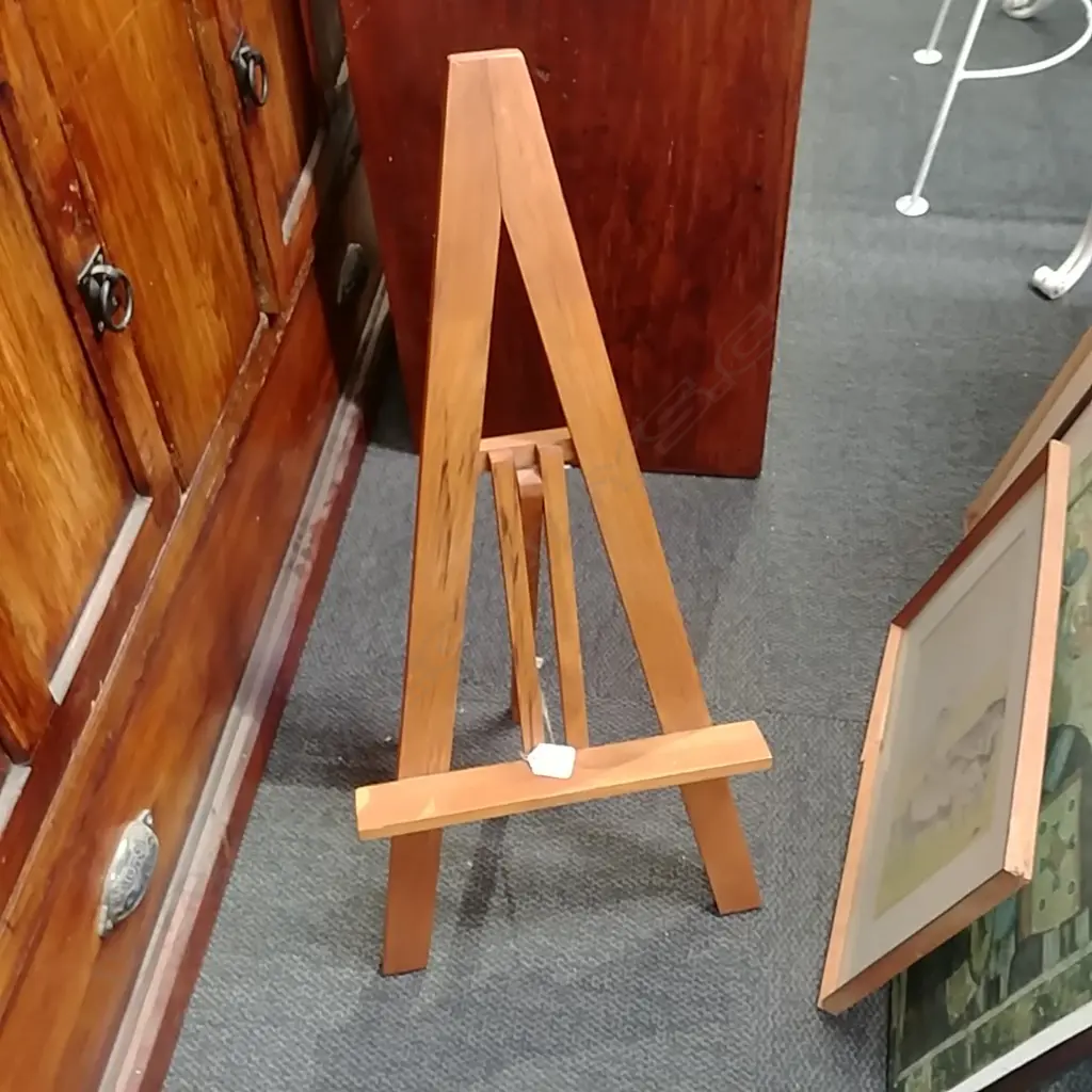 SMALL RIMU DISPLAY EASEL Image 1++