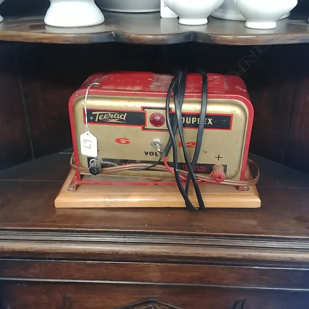 TEERAD VINTAGE BATTERY CHARGER Image 1++
