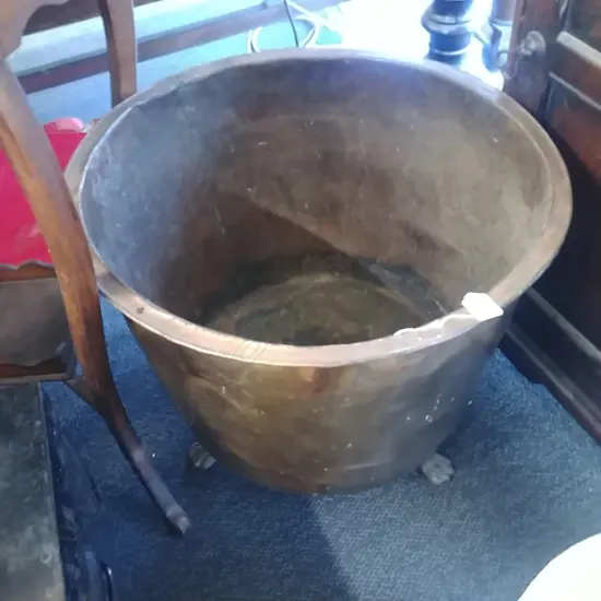 COPPER ON FEET WOOD BUCKET