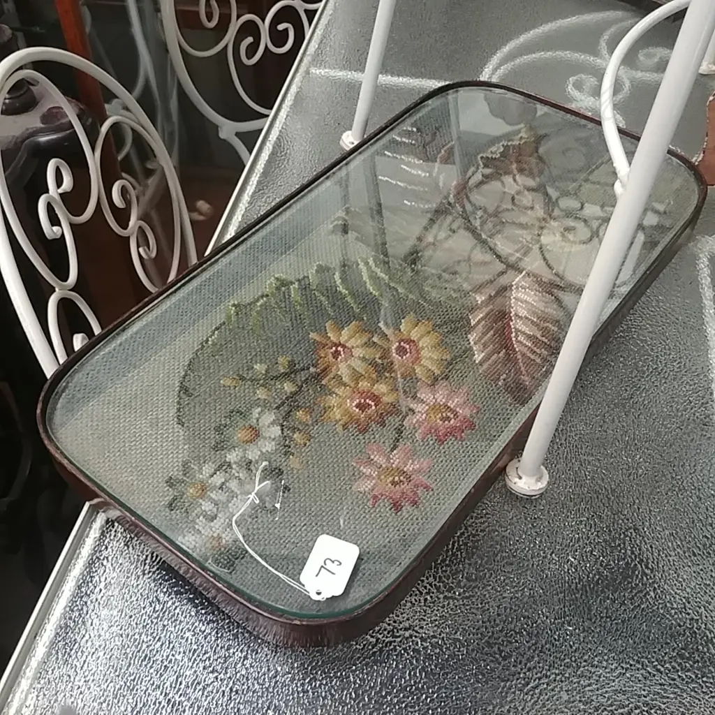 EMBROIDERED CENTRE PIECE  Image 1++