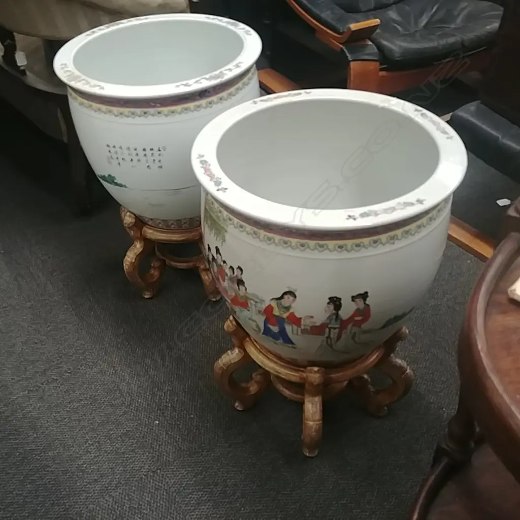 PR LARGE FAMILLE ROSE VASES ON STANDS  Image 1++